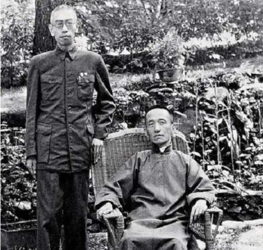 1948年，当蒋介石看到毛主席《目前形势和我们的任务》的报告后，生气地把报告摔到