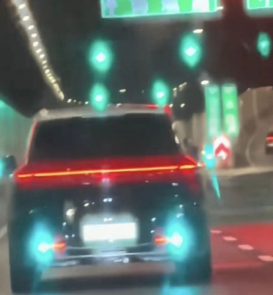 以后在路上看到亮着蓝绿色标志灯的汽车，你可能需要多留意一下。

10月20日，工