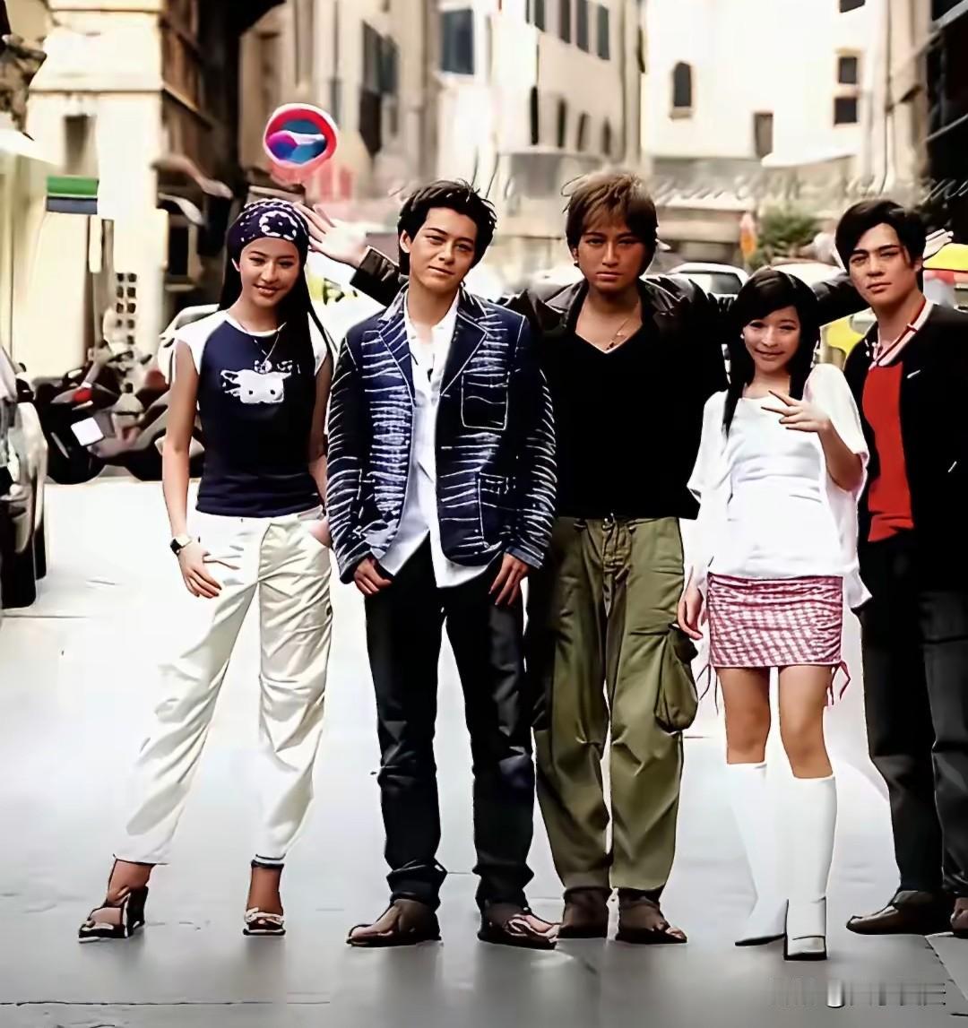 刘亦菲15岁的时候，就和身高168的刘涛差不多高了。看这张照片，旁边的林志颖有1