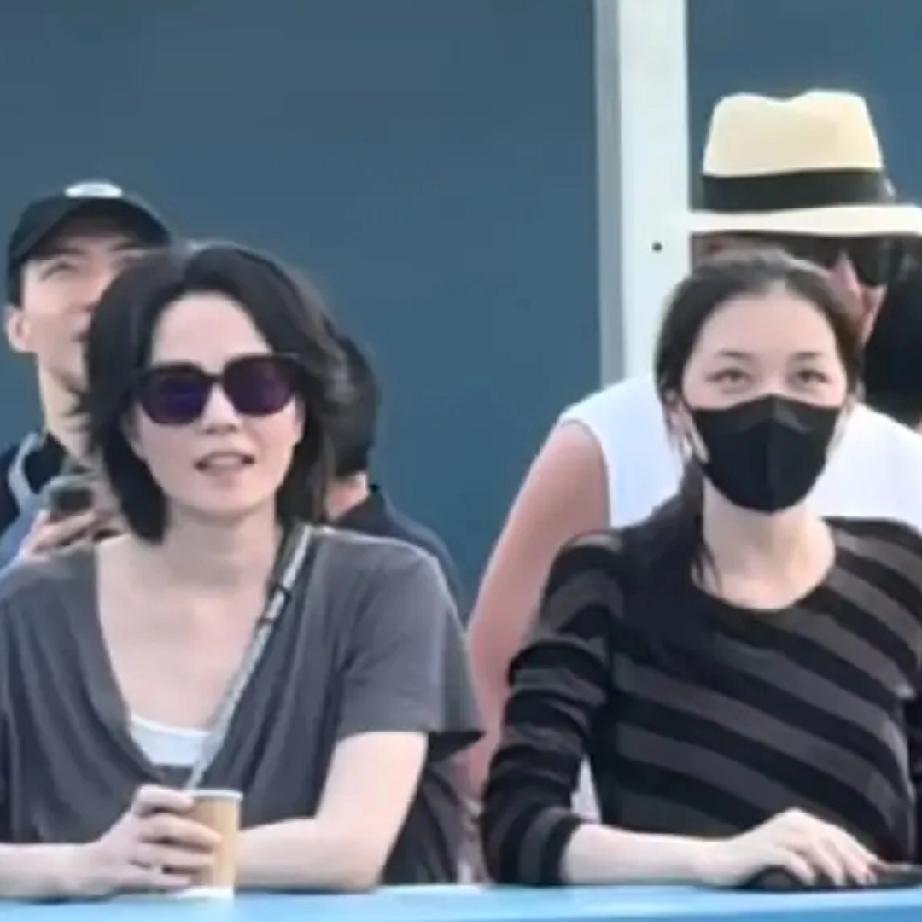 王菲只要不塌房，
她开不开演唱会已经无所谓了，
因为她最大的底气，不是唱歌有多厉
