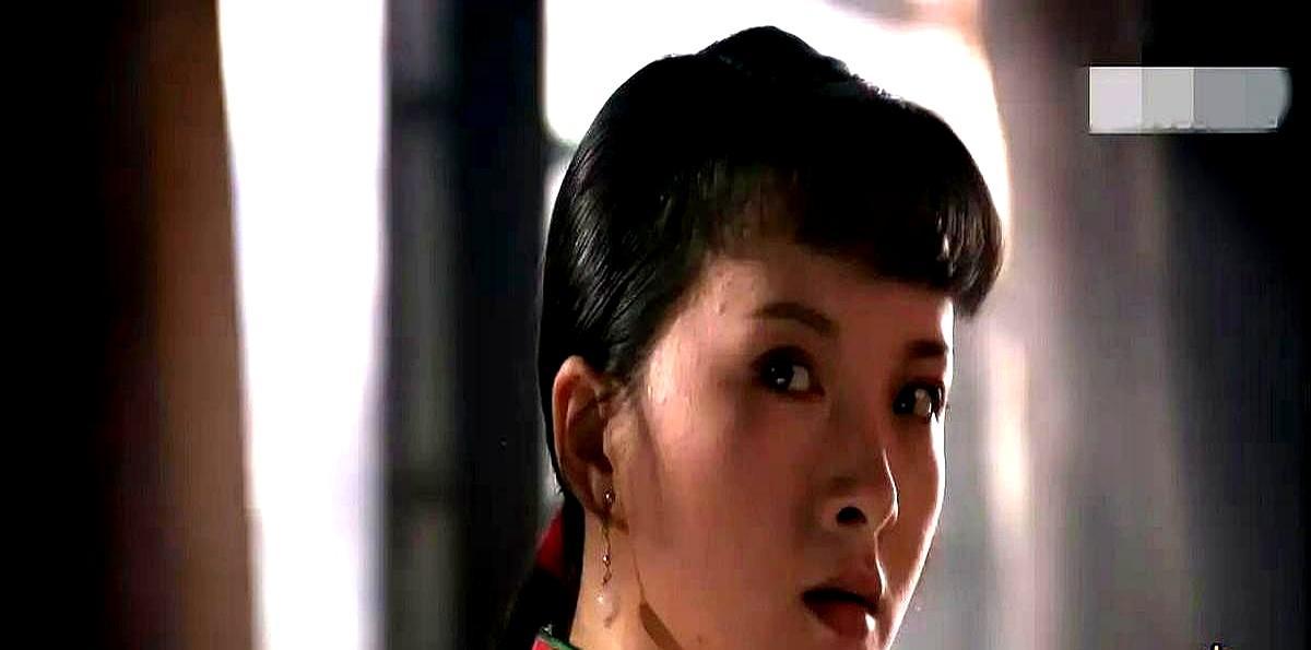 槐花就是职场里最惨的“空降兵”。
 
老太太一句话把她塞进白景琦后院，看似镀金，