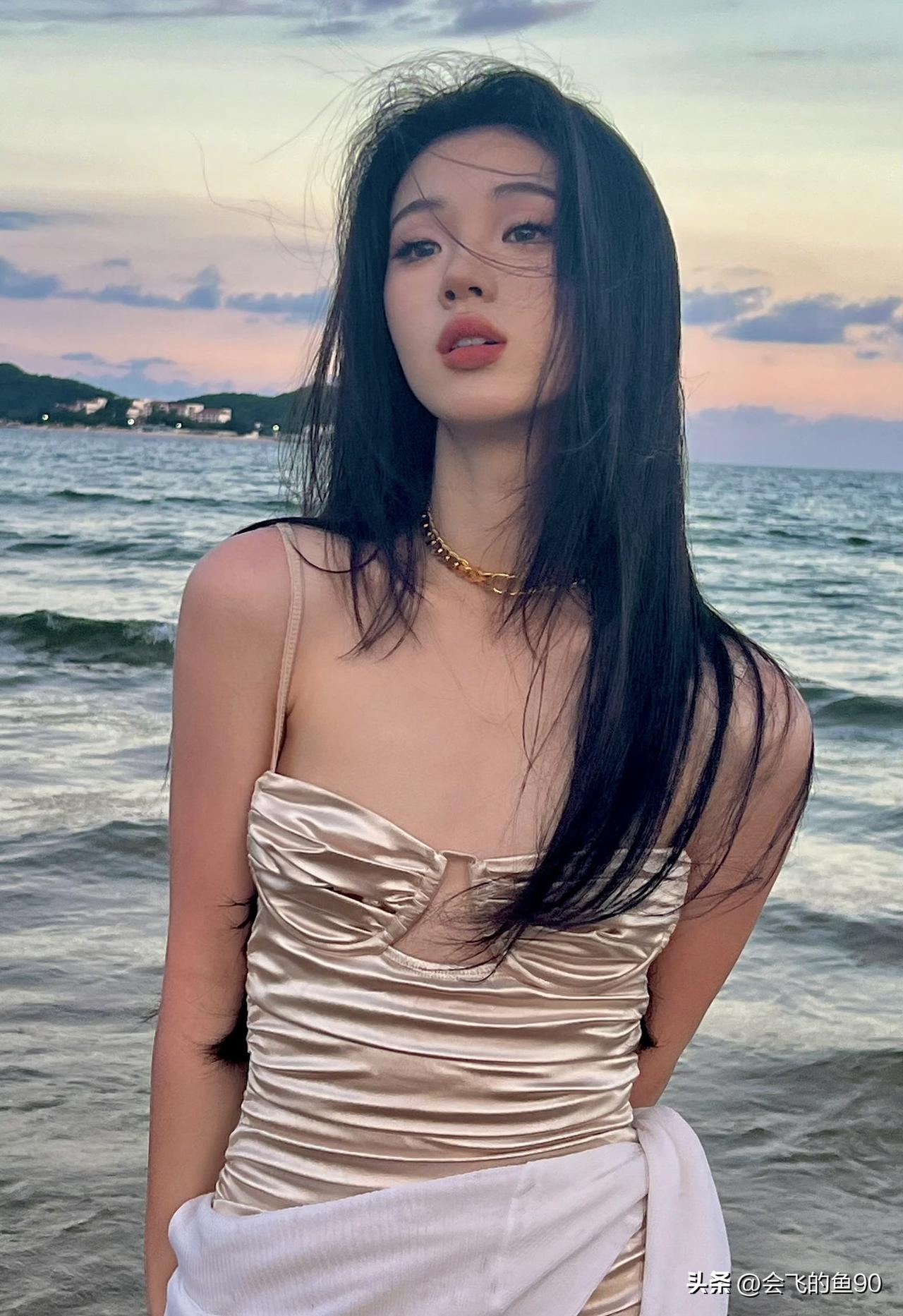 还是喜欢她以前清纯的模样，有点害羞有点纯真，现在变得完全认不出，不但穿着大胆，唱