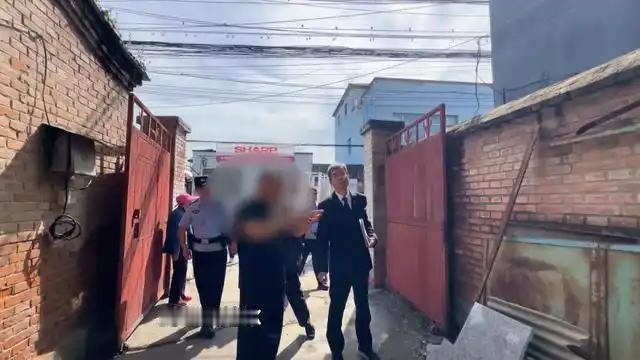 北京，男子翻建三层楼房时，紧贴邻居大门旁私建简易厕所，污水直排街道、异味弥漫，还