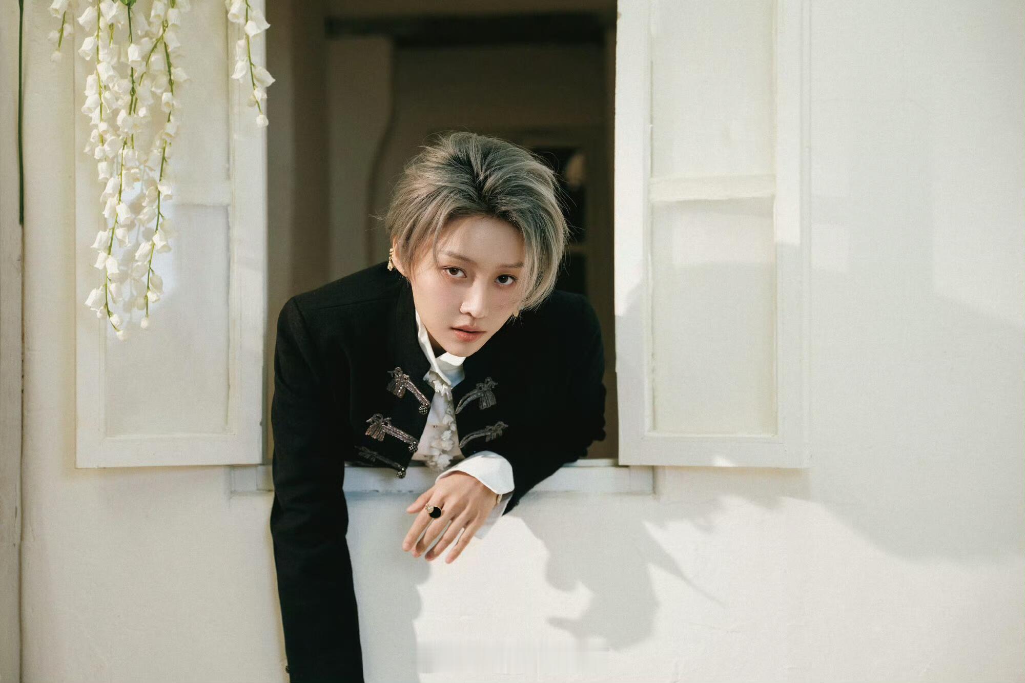 刘雨昕 北京迪奥之家开幕活动出图身穿Dior by Jonathan Ander