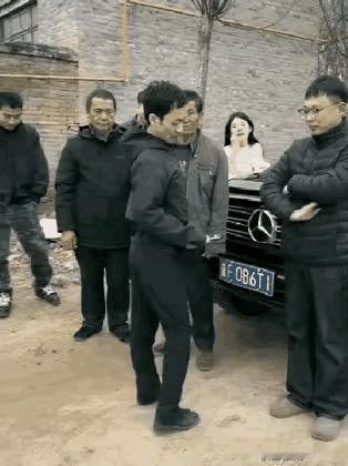 显眼包呀!一男子回村开了一辆奔驰大G，万万没想到男子竟然嘚瑟的都不知道该怎么走路
