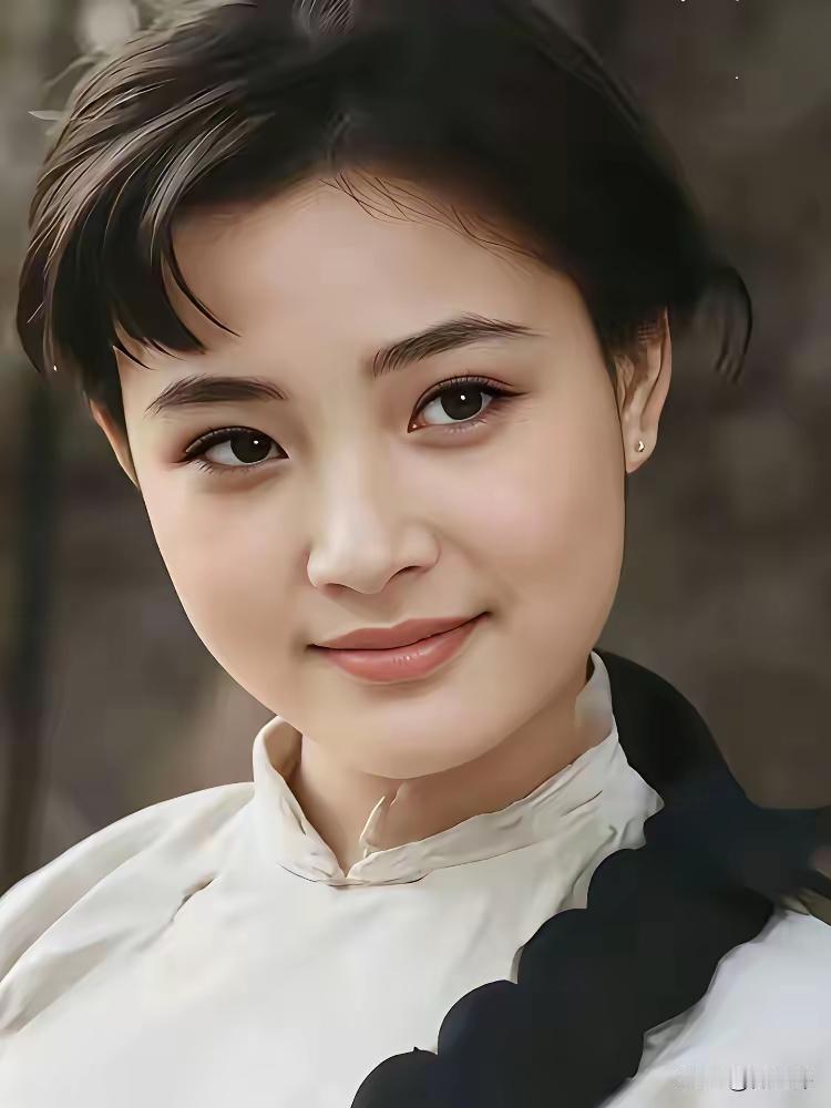 年轻时清纯可爱，珠圆玉润，看着十分养眼；如今却不见半分当年的美貌。[融化]