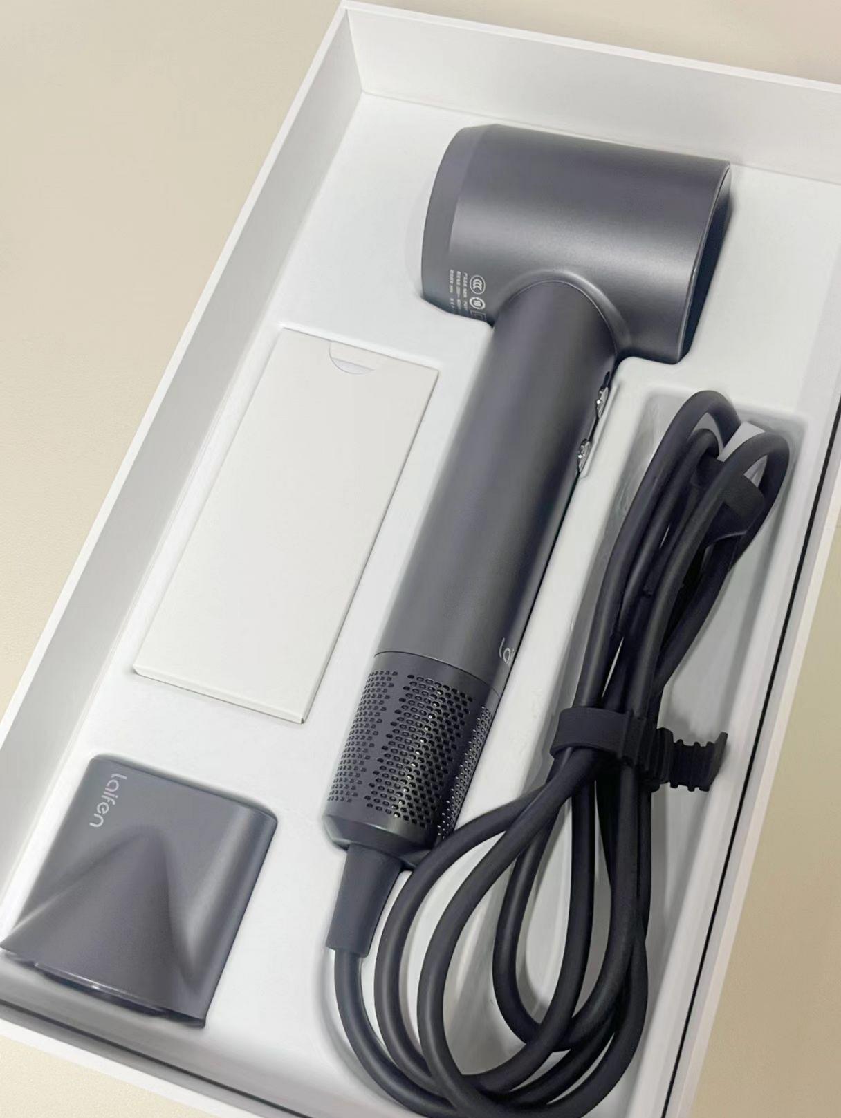 早八吹不干头发真的会困到怀疑人生
作为上班族，早上多睡一分钟都是赚的，
每天出门