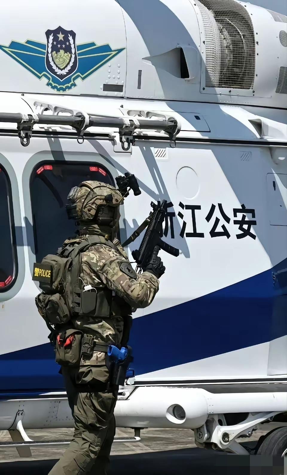 警察穿的制服，都是接近军用的迷彩服。手上的突击枪，更不用说了，那是武警才拥有的配