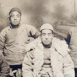 1968年的秋天，被关押在承德监狱18年的土匪齐达榜刑满释放。他回到了自己的家乡