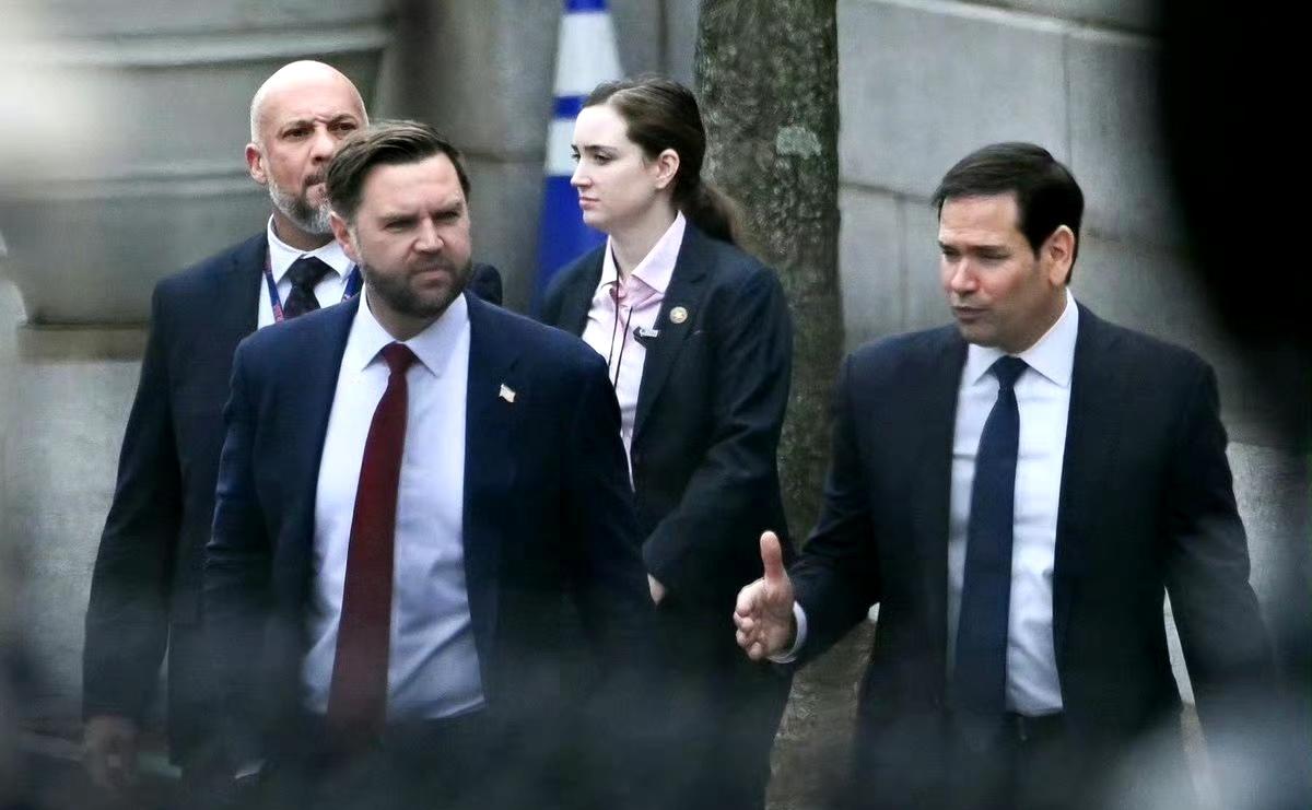 共和党保守派民调，万斯支持率约53%，鲁比奥35%，此外没人达到2%。 ​​​