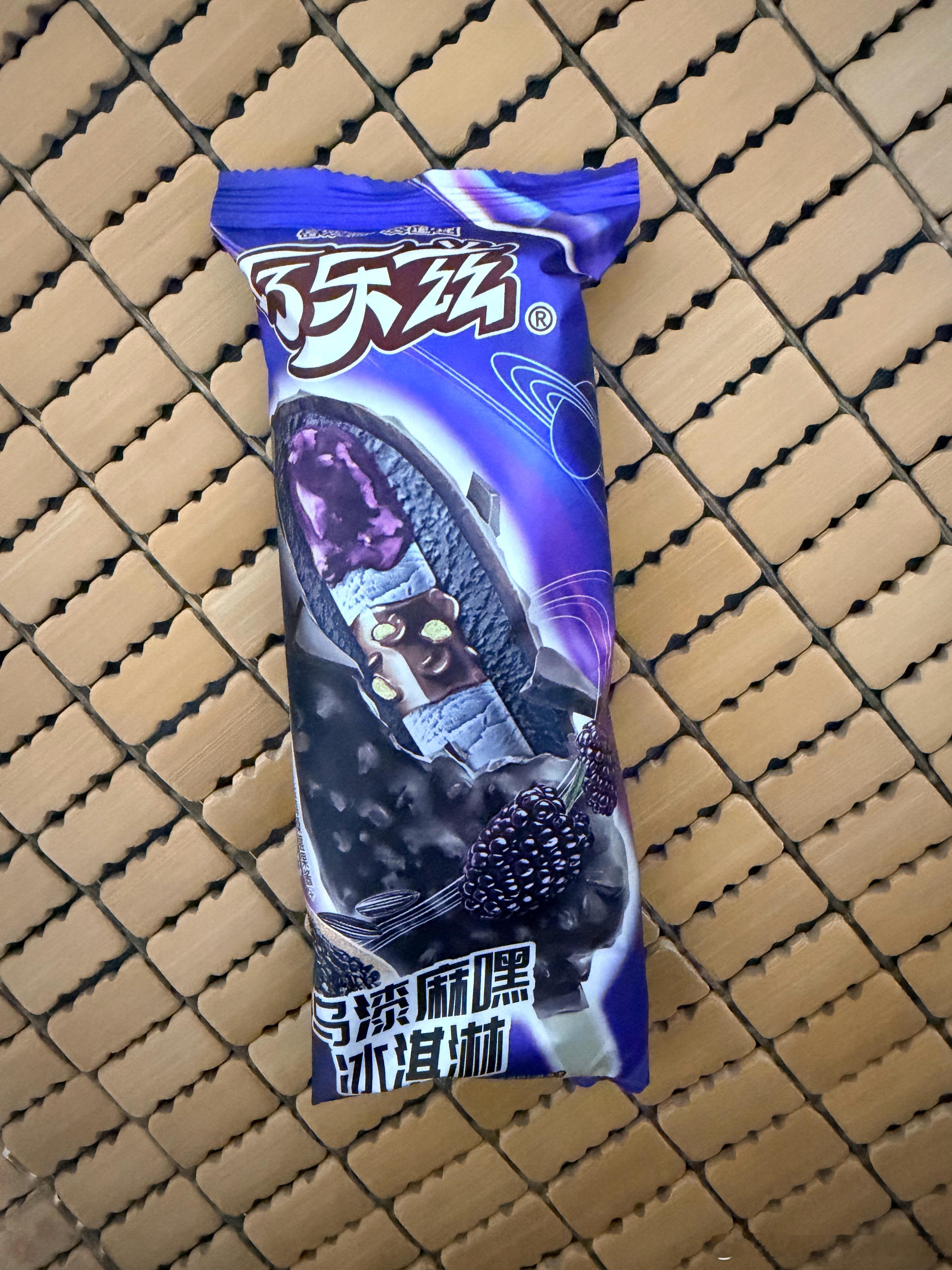 我发现所有水果味的巧乐兹都很难吃还得是巧克力的，其实我只喜欢上面那层巧克力 
