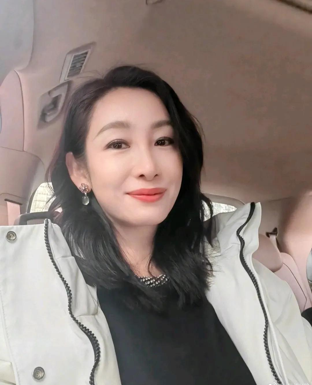 秦海璐说：剩饭剩菜都过来，汇在一起拌一拌，搞个煎蛋盖上盖，满满一盘吃起来！

哇