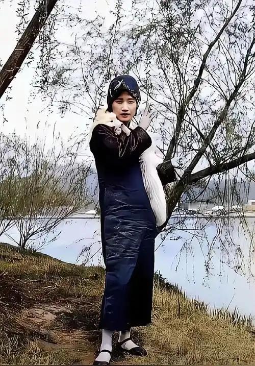 一位心理学专家说：再高傲的美女，在金钱面前，也会变成谄媚者；再不可一世的美女，在