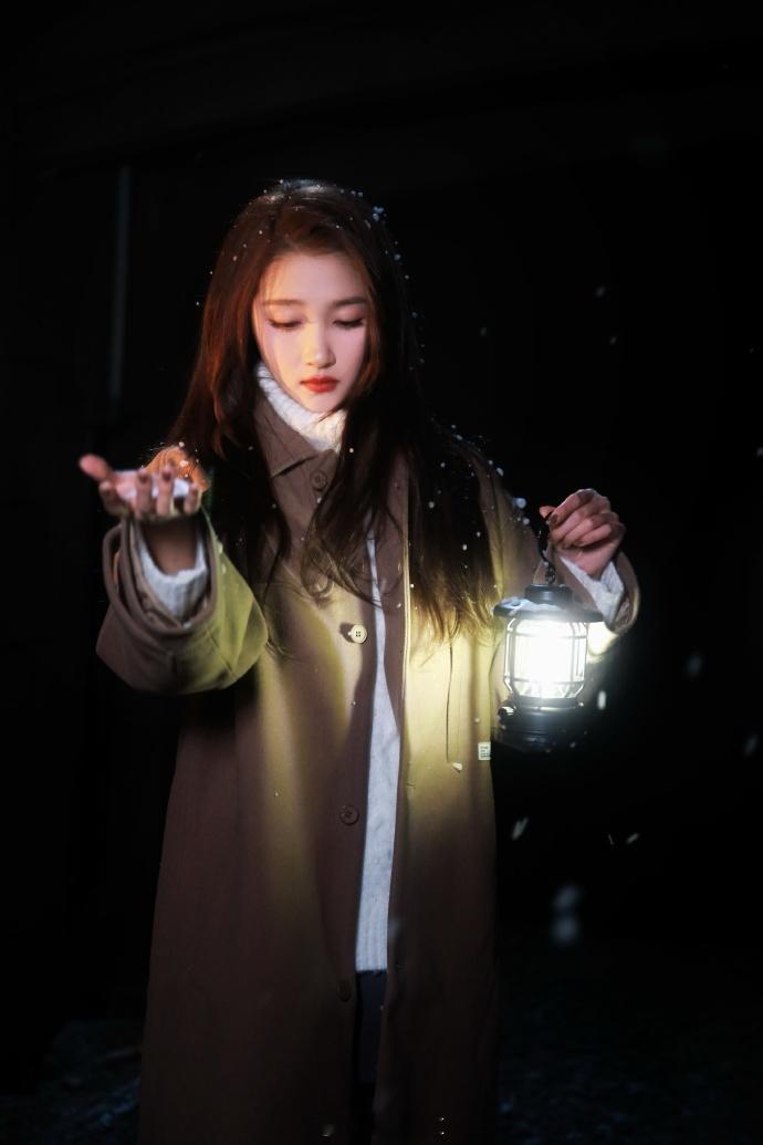 关晓彤雪夜提灯照  关晓彤雪夜提灯神图  看关晓彤在雪夜提灯神图中的表现，她像是