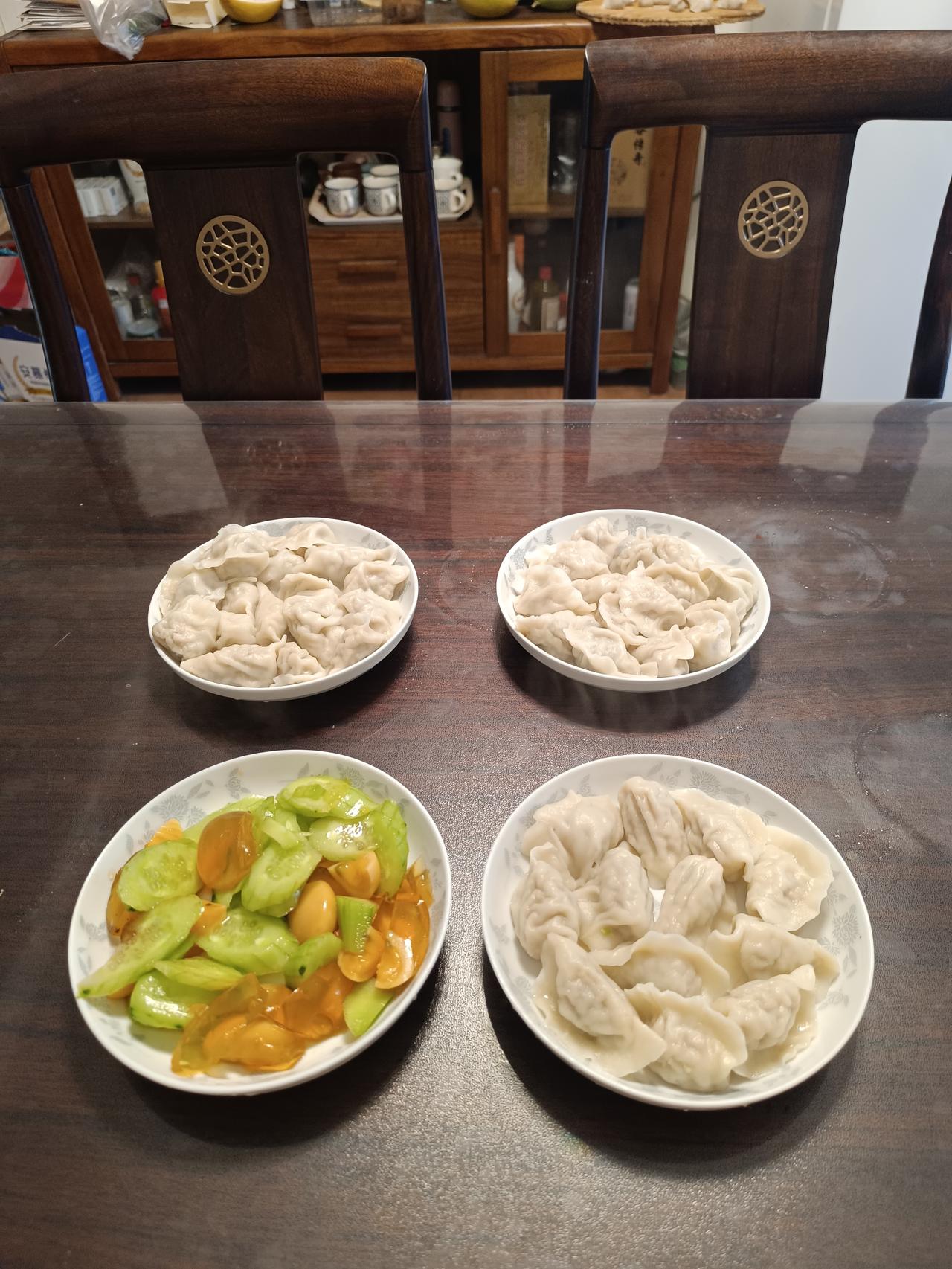大家发现没有，富人家是老人给小辈钱，穷人家是小辈给老人钱，这差距也太大了。

在