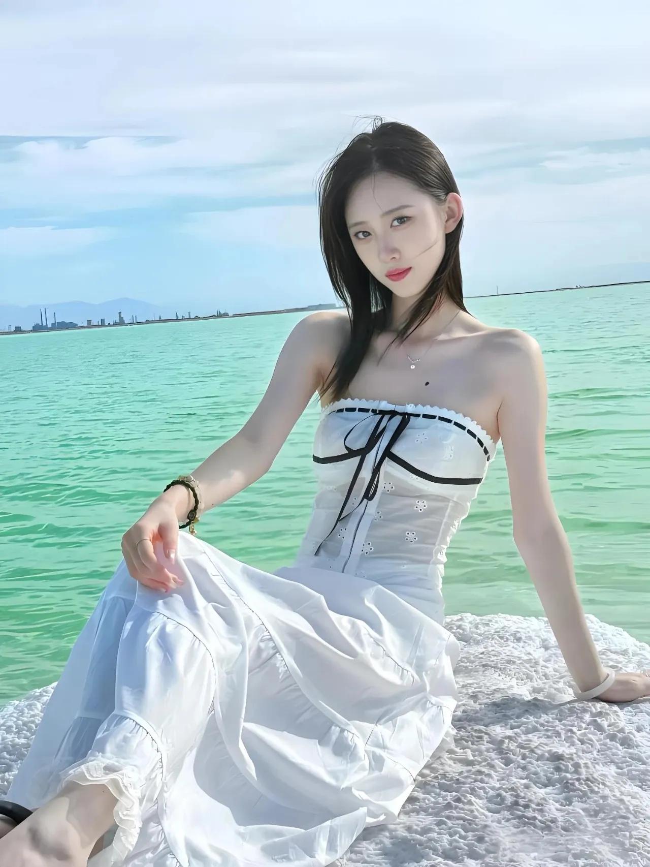 选择穿怎样的连衣裙显瘦 去海边拍照，选对连衣裙超重要，不仅出片，还能显瘦。

优