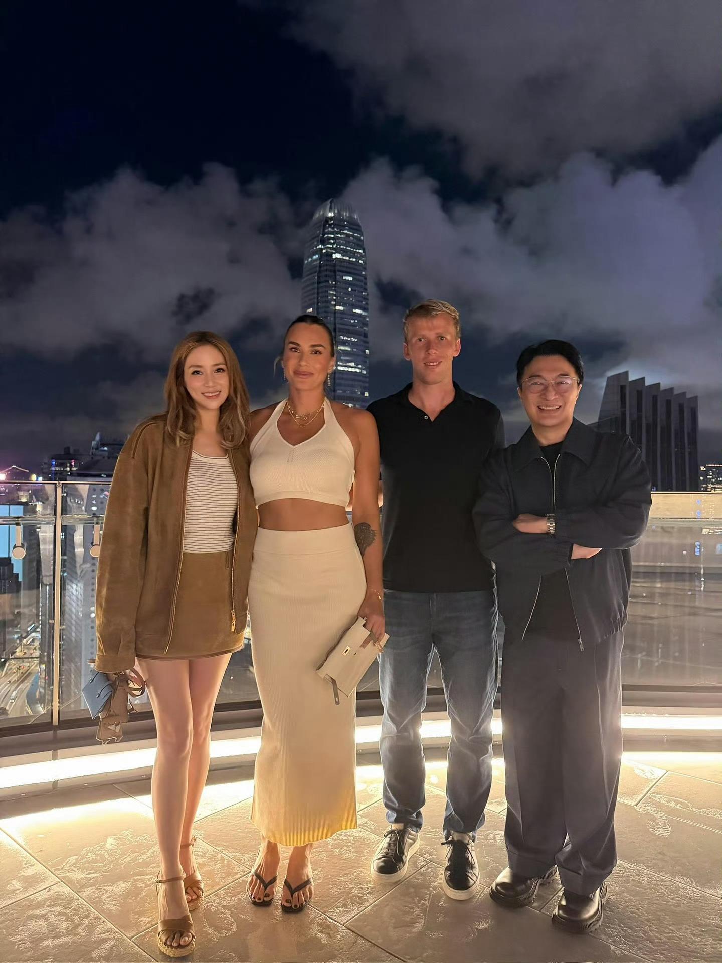 李家诚徐子淇夫妇与萨巴伦卡合影，这张合影的总身价……可能百亿往上吧[泪奔]💰恒