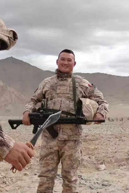 看看我军在边境山区，缴获到了什么？印度最精锐廓尔喀士兵的廓尔喀弯刀。实事求是说，