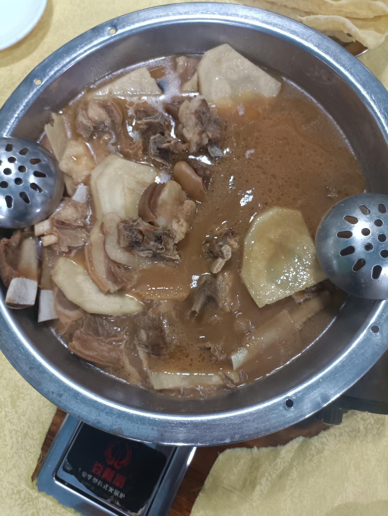 今天市里实行“五停″，明天不用上班，
在家搞了一个羊肉火锅，慰劳一下自己。
台风