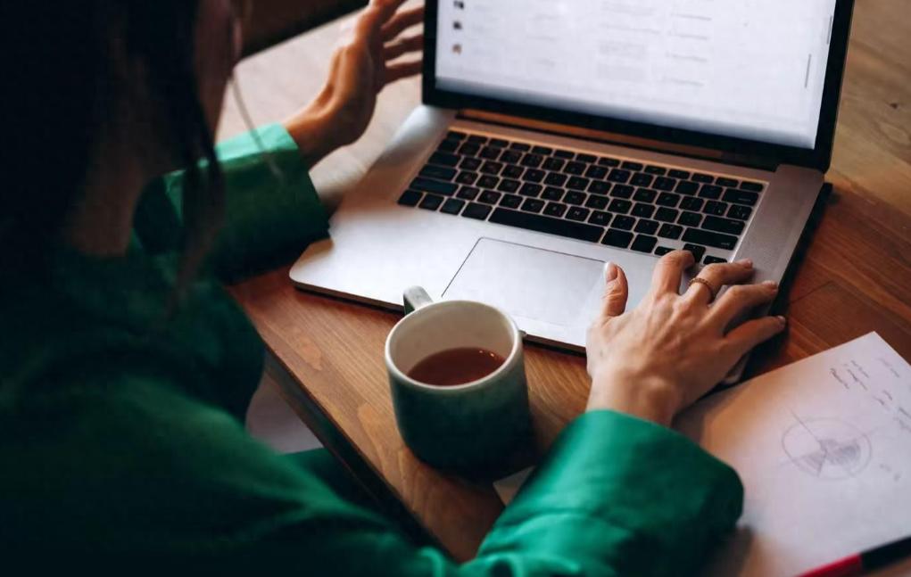 上班早到也不行？西班牙，一女员工连续提前到岗被公司开除，女员工不服，上诉到法院，