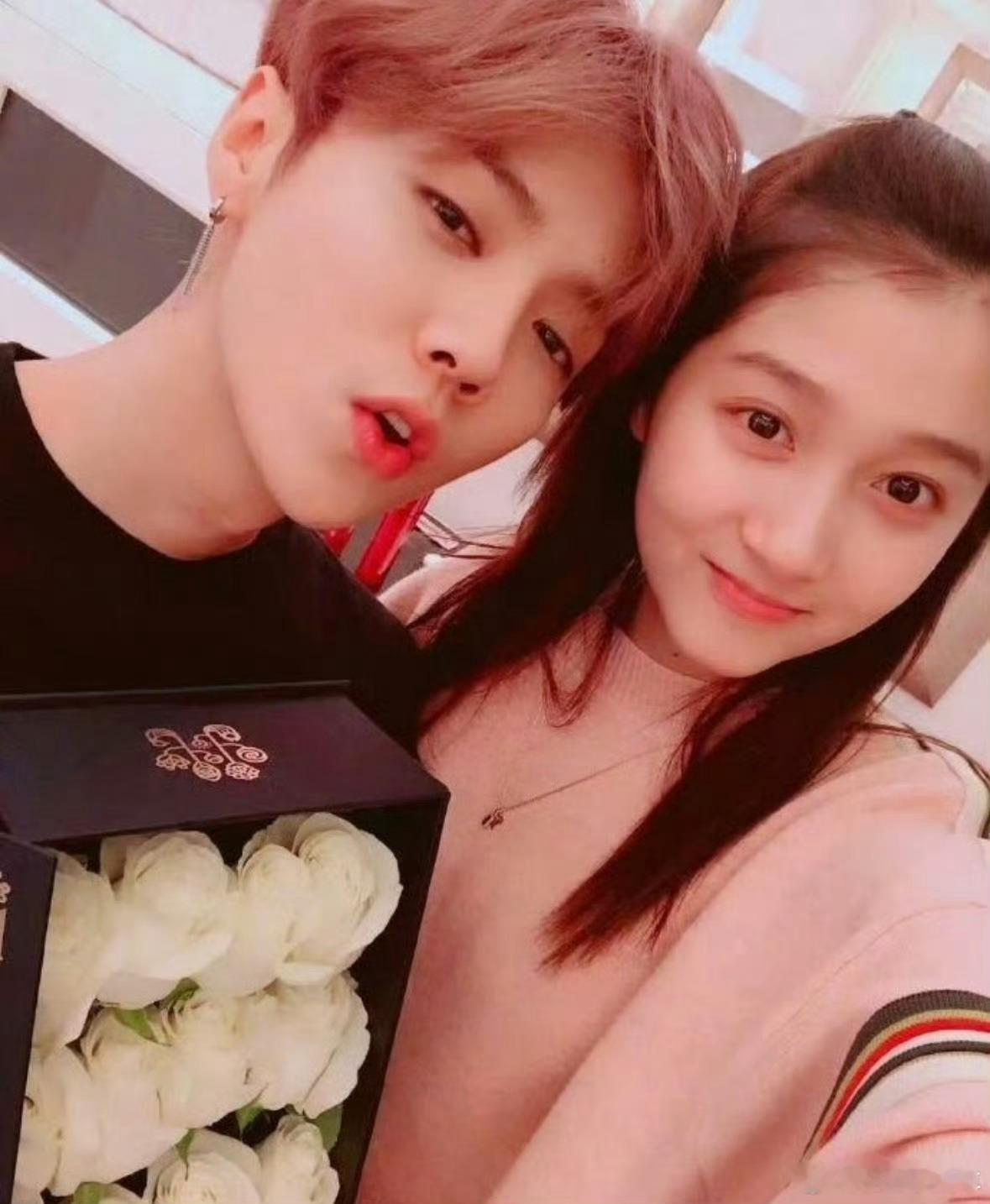 鹿晗 关晓彤每年生日都上热搜啊而且这么久了，应该是分了。 