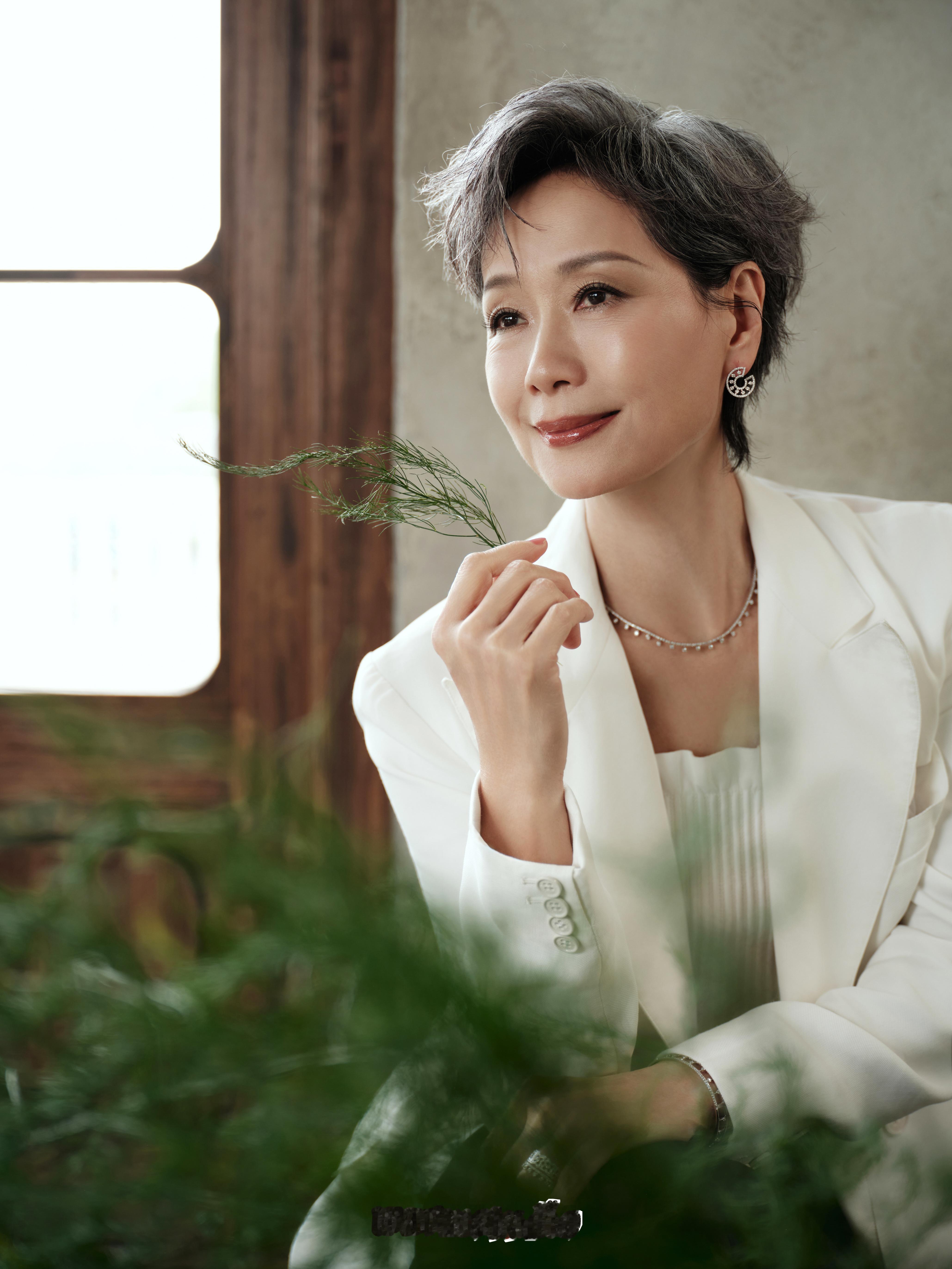 WARMSTUDIO叶童 乘风而上，绿意盎然，黑白之间尽释优雅，姐姐以“浪花代表