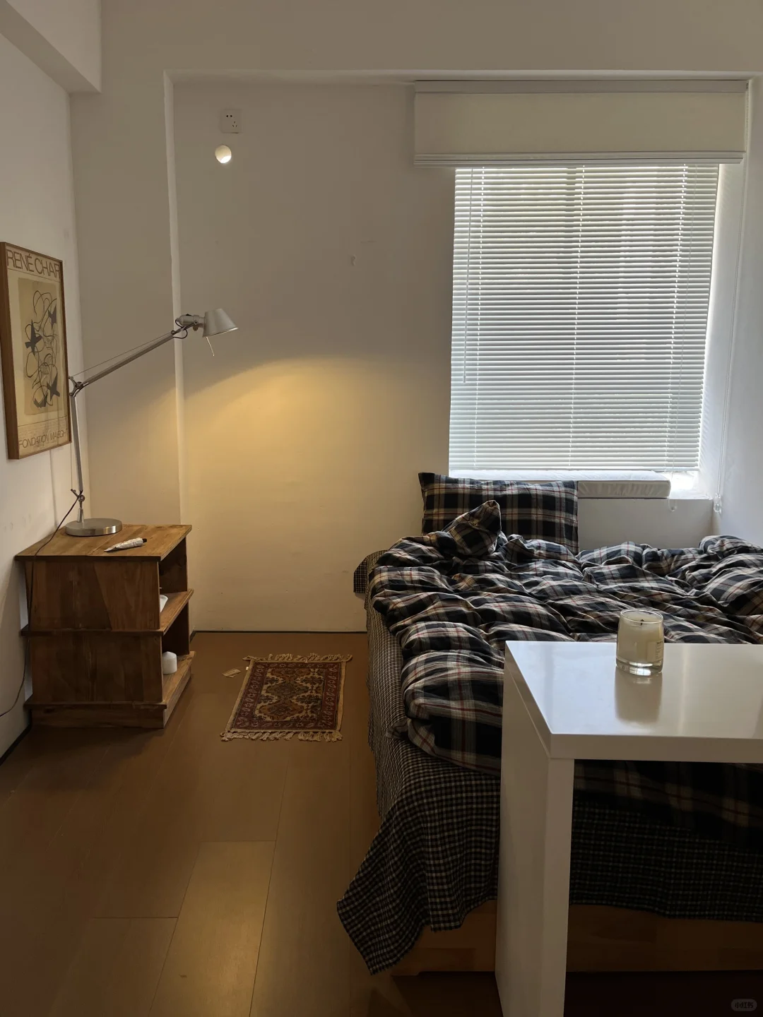 一个人简简单单的复古风卧室。🛏️