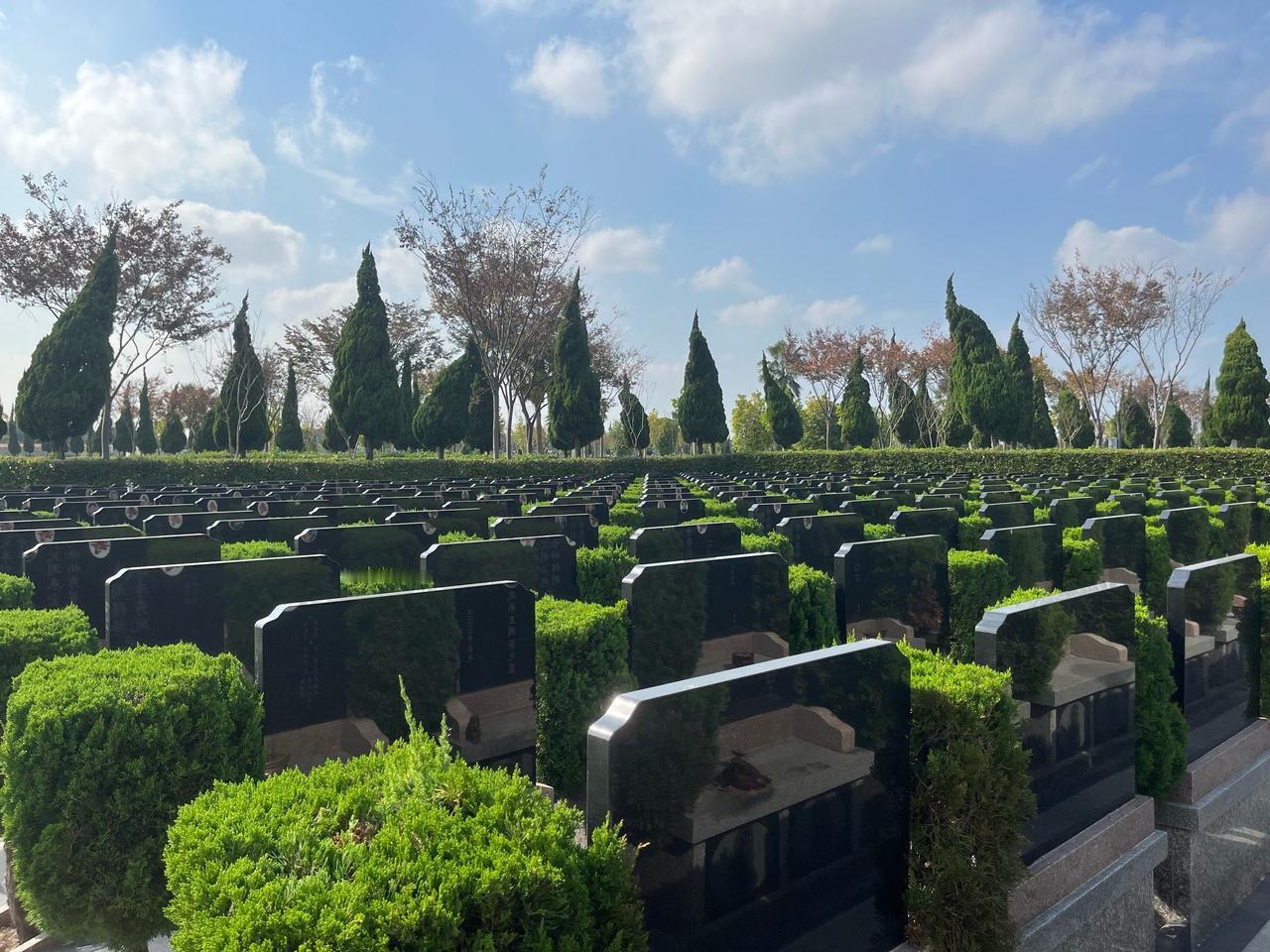 一位陵园管理员说：
“公墓只能使用20年，子孙不可能永远续费，到时公墓管理方会把
