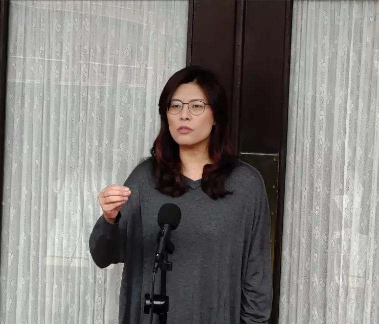 又是一位女性，郑丽文赢了党魁之位，但国民党这个“烂摊子”可不比高市早苗的日本自民
