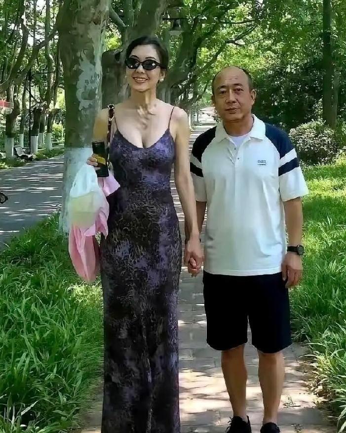 当你看到这张图，你会想起什么？

你是不是也和我一样：经济决定一切！包括爱情！