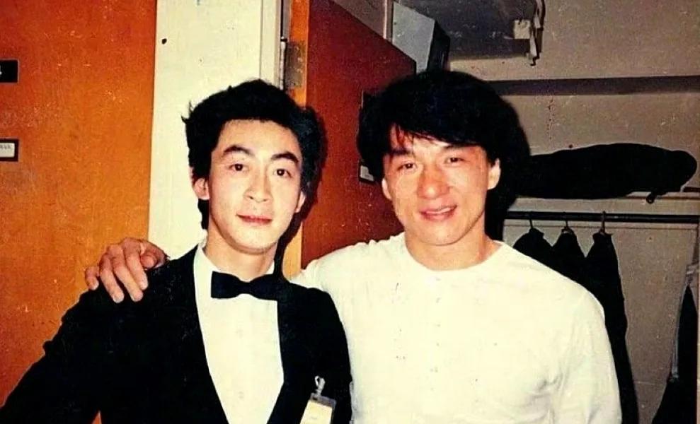 这是1988年的温哥华，六小龄童和成龙，留下的一张合影，照片中的他们看起来都很年
