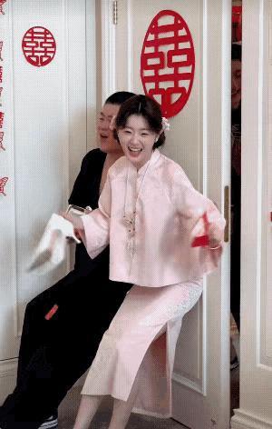 1 这样的迎亲氛围真的好快乐！[大笑]
2 她是怎么做到把鸭子顺上车带走的？
3