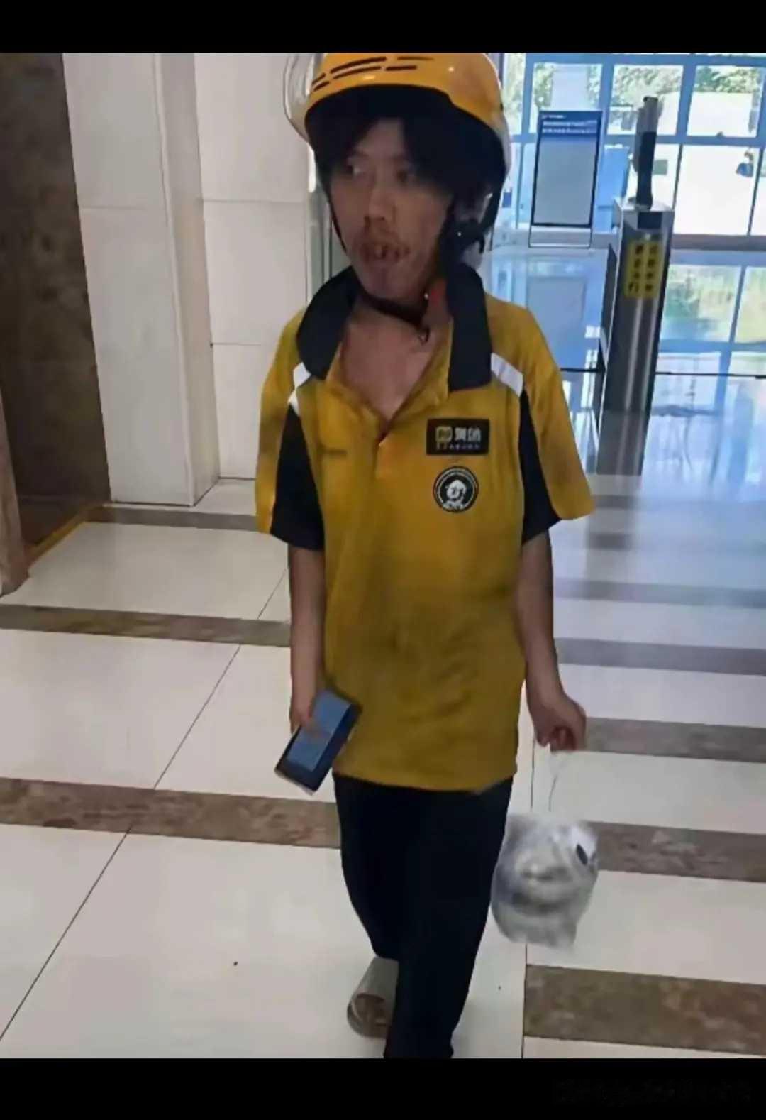 别看小哥儿穿的邋遢，你信不信这份外卖都不一定有它干净！小哥身上的衣服顶多是灰尘 