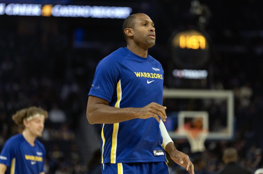 今天，勇士主帅科尔在训练结束后接受了采访。科尔表示明天对阵魔术的比赛，霍福德（坐