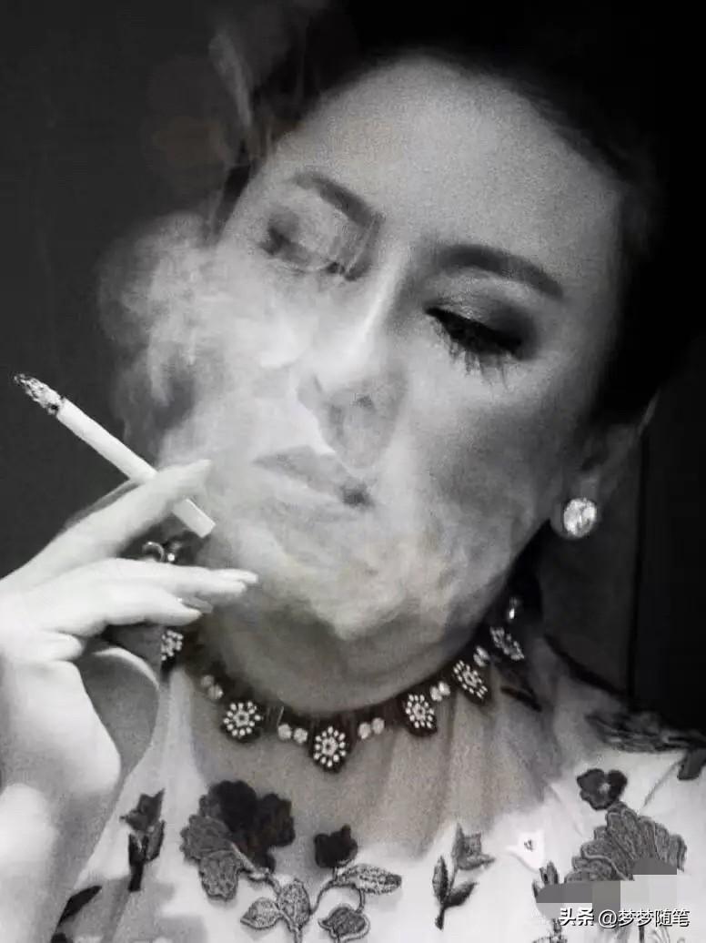 我敢100%确定

全网最感慨的就是向太了

当年她顶着“三无婚姻”的压力嫁给向