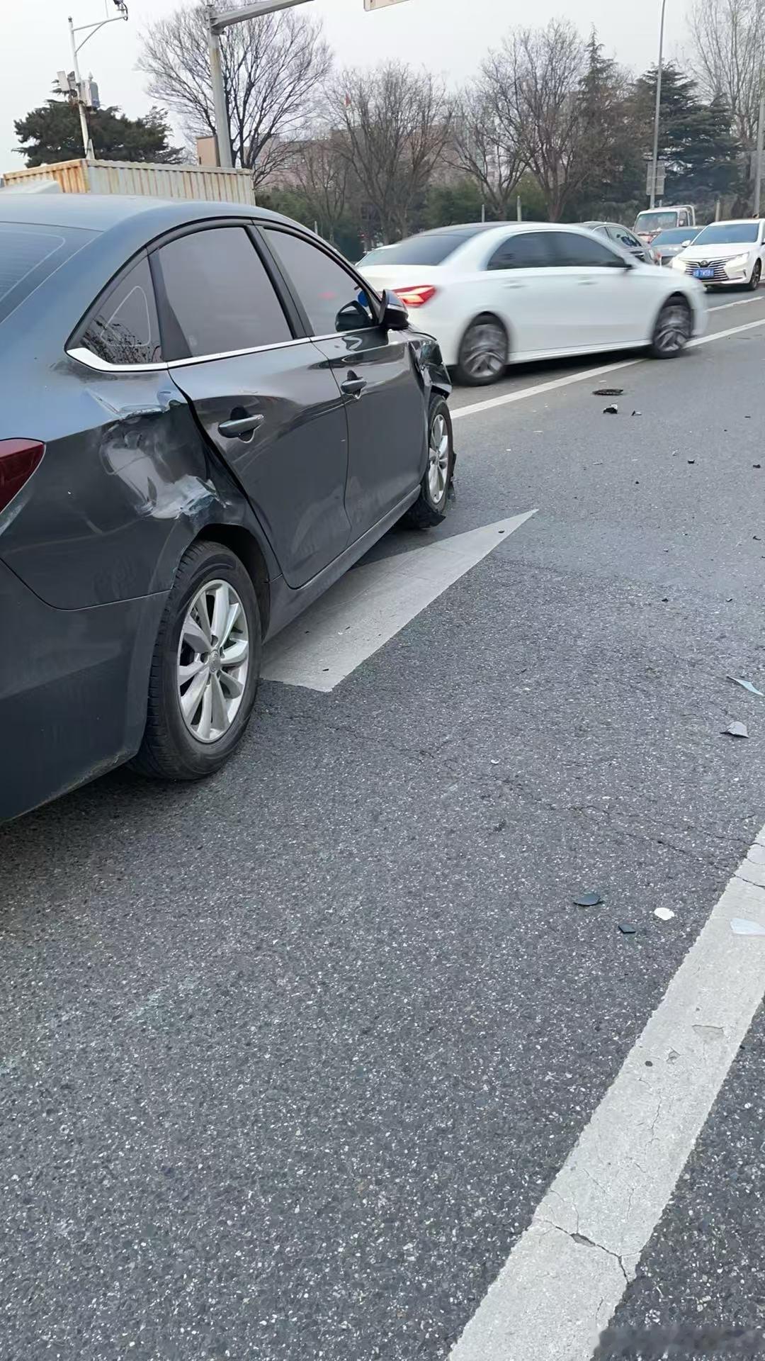 再也不敢让我妈开车了，看了行车记录仪以后我发现，对面快递小哥赌性真的很大，好像认