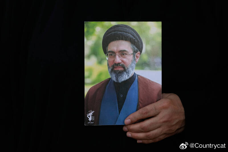 伊朗最高领袖生死引发猜测！官方发布旧视频遭质疑，称将公布最新画面海外新鲜事美伊再