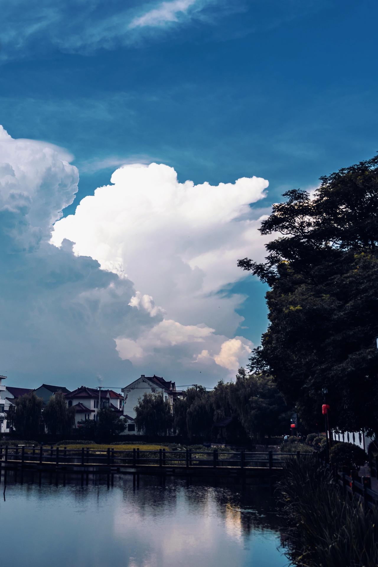 【城市里的积雨云】梅雨季的江南，能看到积雨云真的很不容易，晴天更是难得…

我用