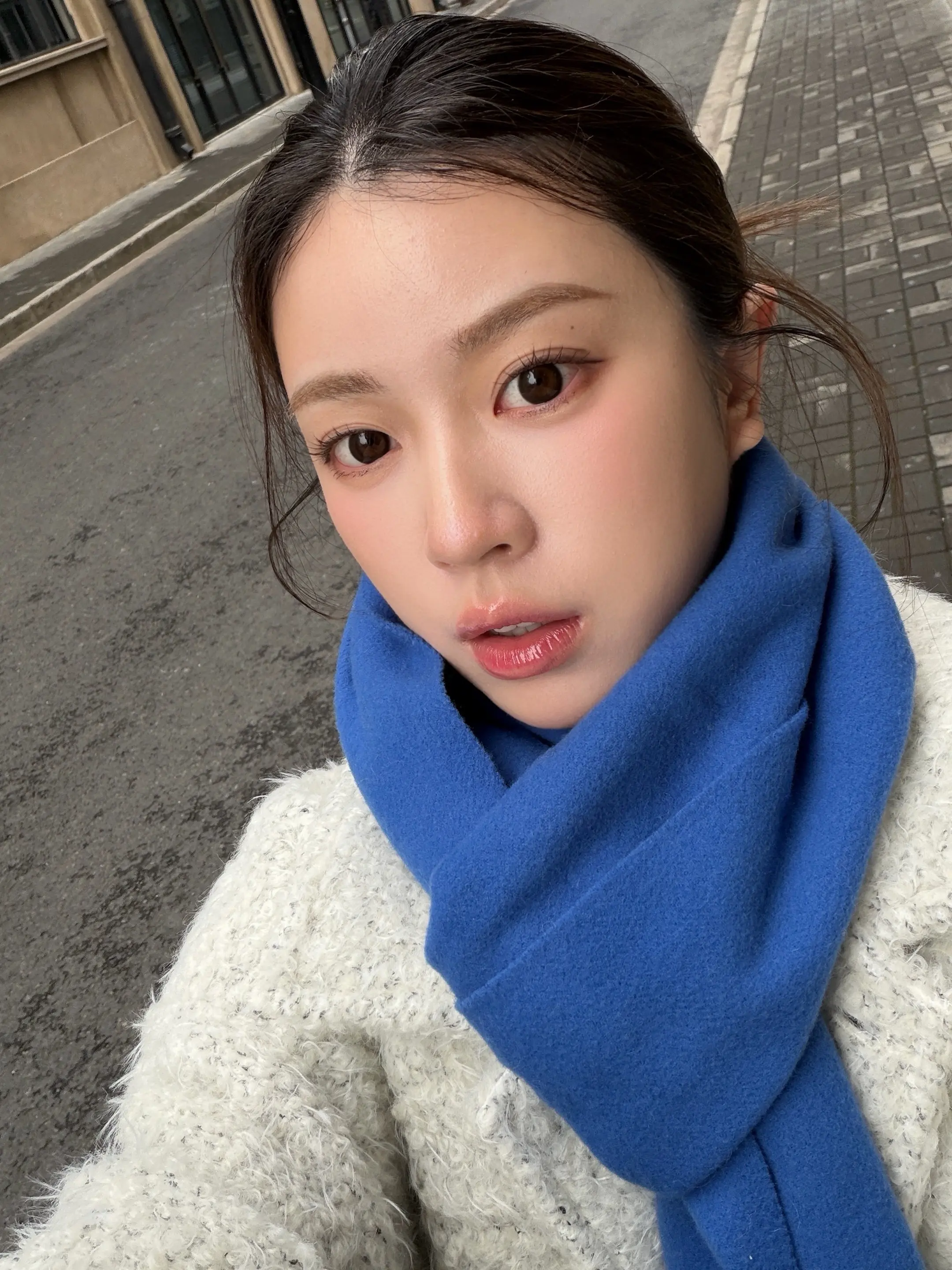 一片树叶悄无声息地落在我的肩膀 宇宙把手放在我的身上 很轻很轻