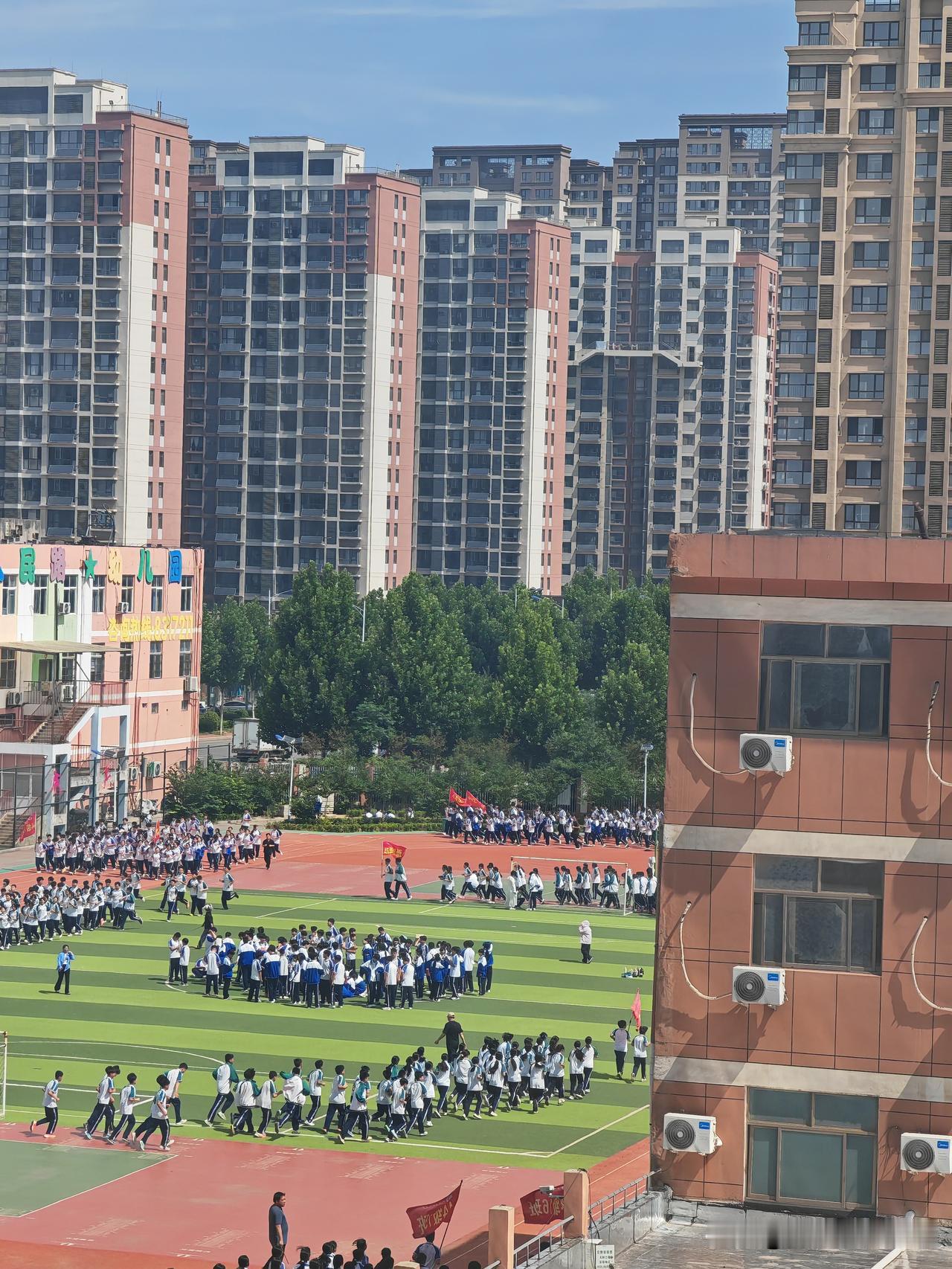 我家后院是一所改建的初中中学，每天上午都有课间操活动，老师大喇叭喊着口号，学生们