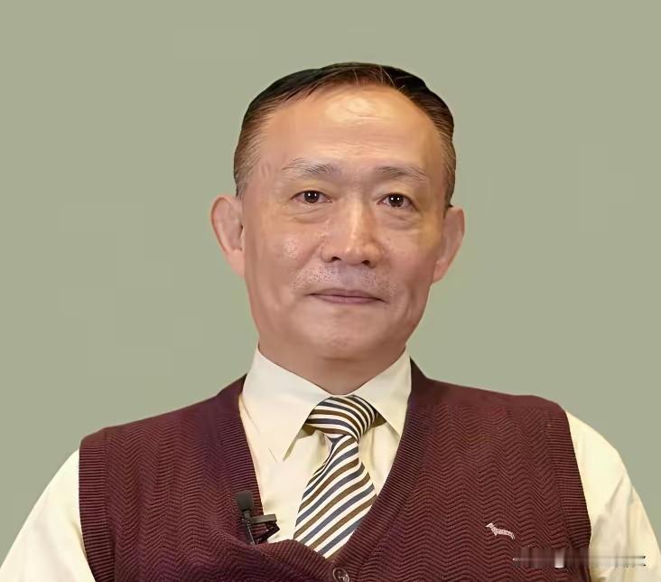 金融圈里一些人，谈到卢麒元，不约而同就甩出四个字：“脑子有病”。

这话听着像骂