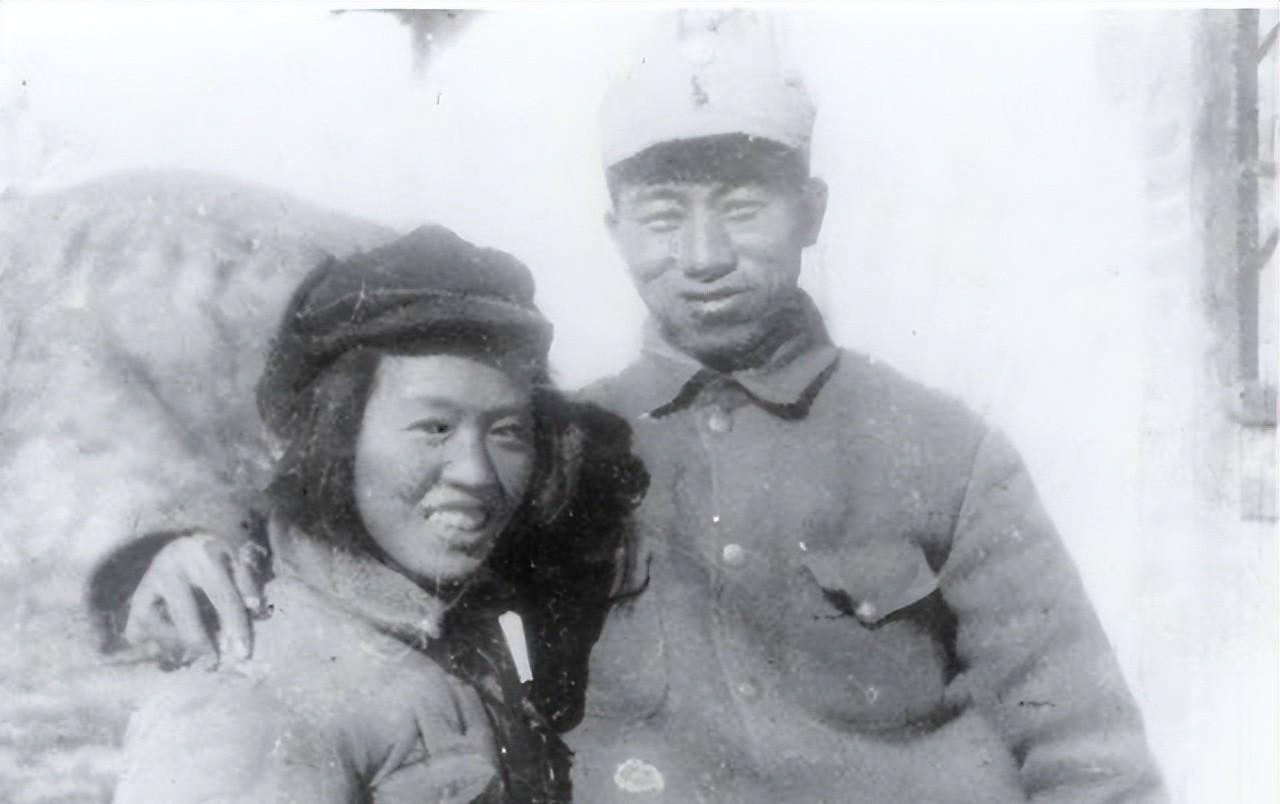 1943年，19岁的女译电员和一名男科长同去延安，但在路上，她发现男科长行为怪异