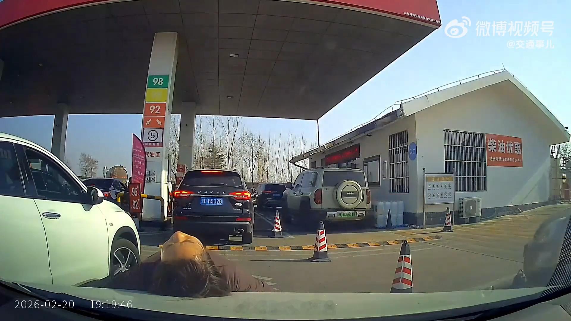 女子在加油站人肉插队躺后车引擎盖加个油都要插队，撒泼躺车可给她牛的…… 