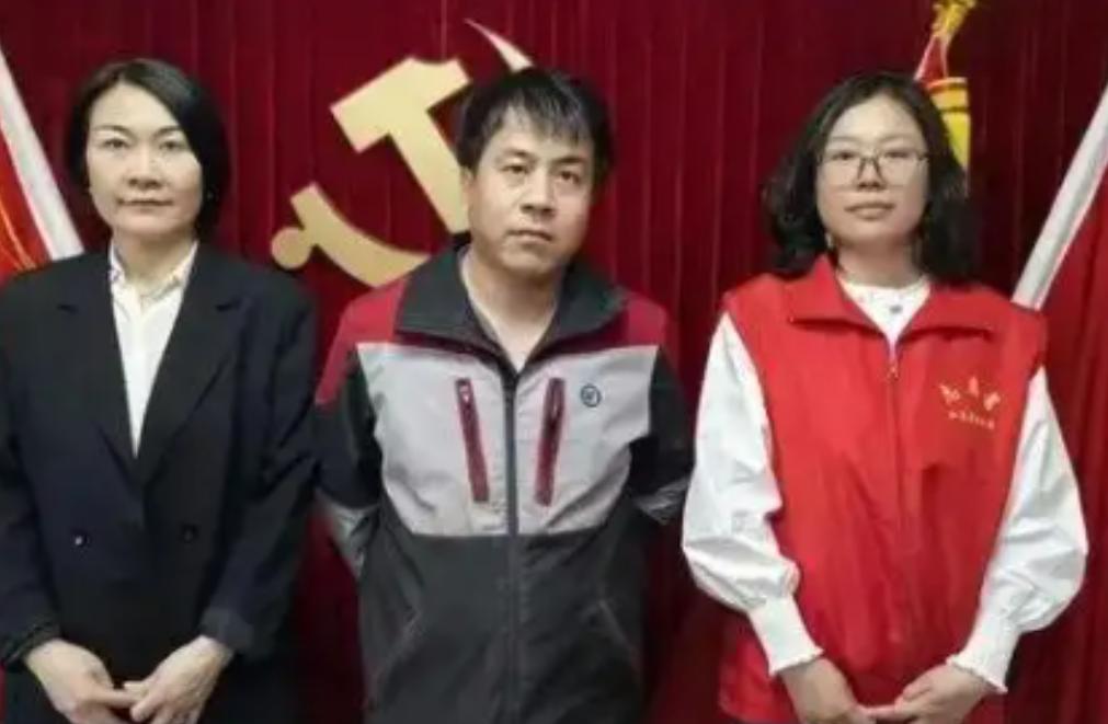 命悬一线！北京别墅电梯里传出微弱的求救声，快递小哥这个下意识的举动，改变了一切。