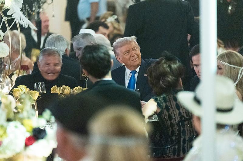 美国版的“朱门酒肉臭，路有冻死骨”。
 
今年的万圣节前后，佛罗里达州棕榈滩的海