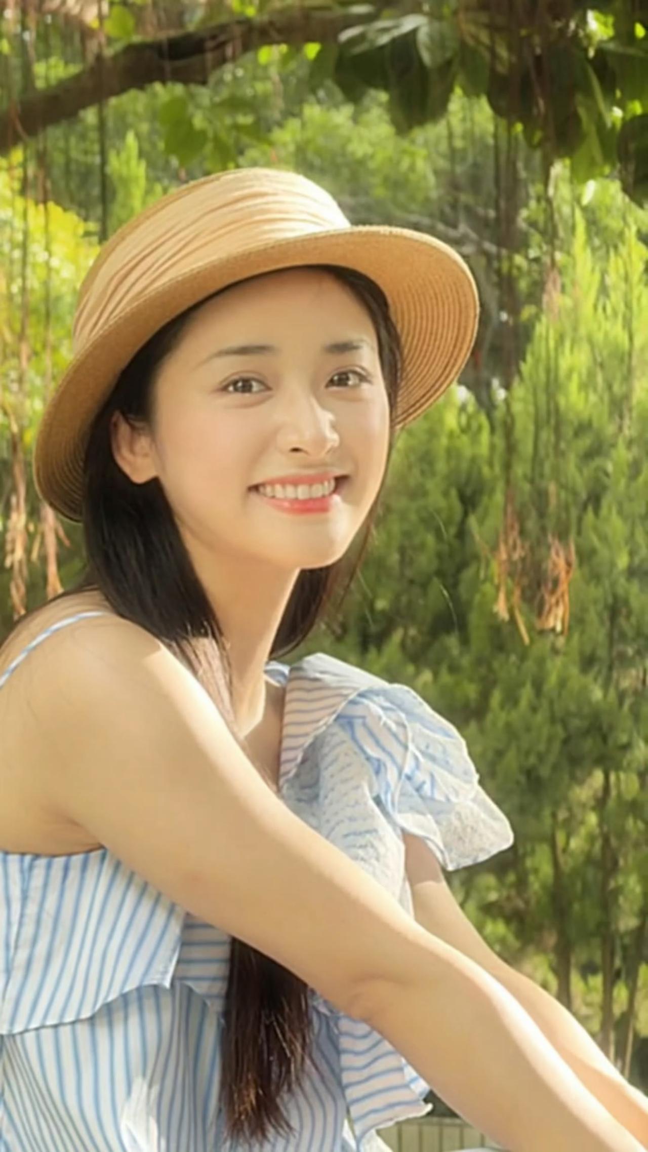沈月好漂亮，这不就是我想象中夏天拍照的样子吗？