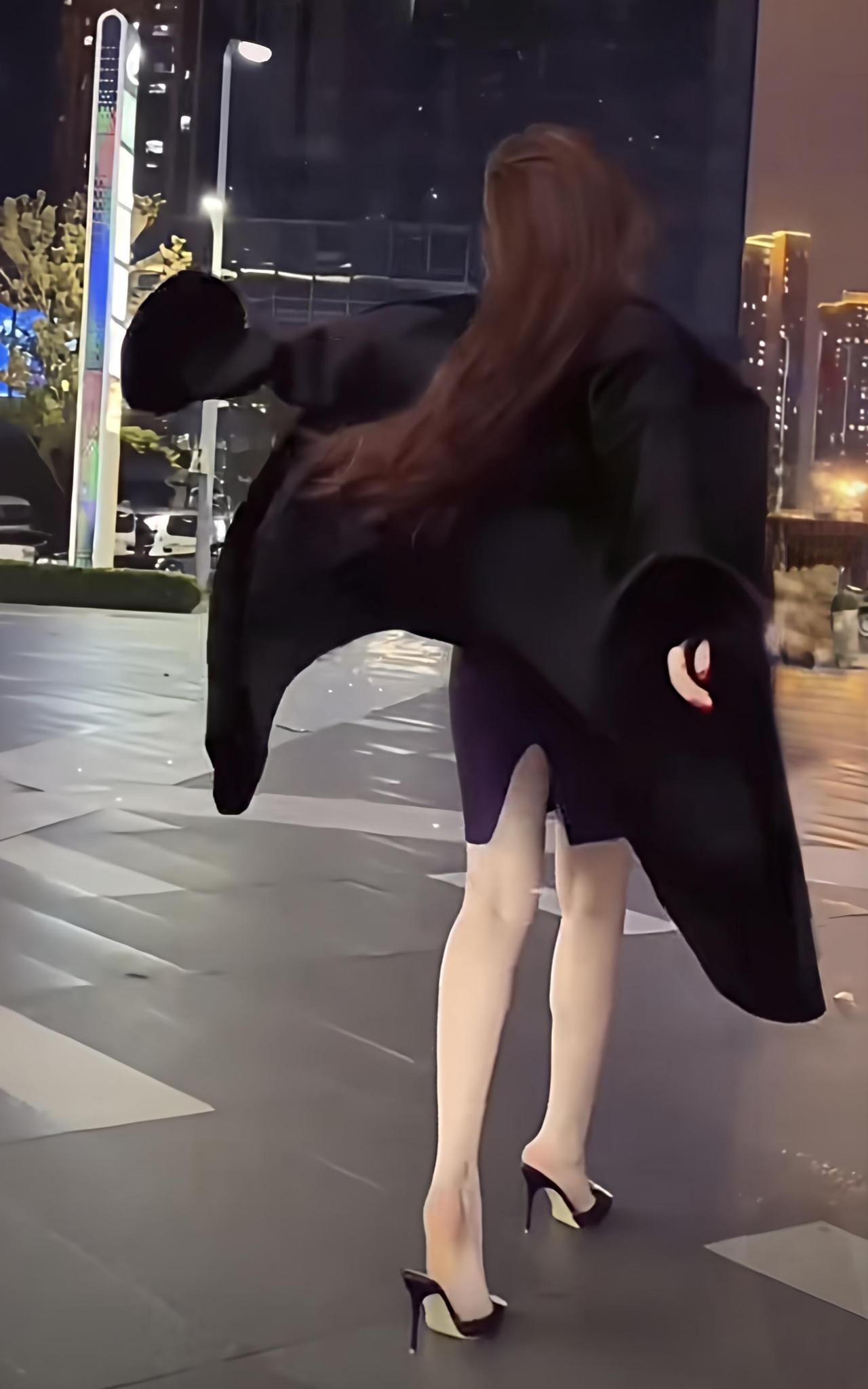 分享你手机随手拍这妹子可能多喝了几杯，且走且舞，身姿妙曼啊！