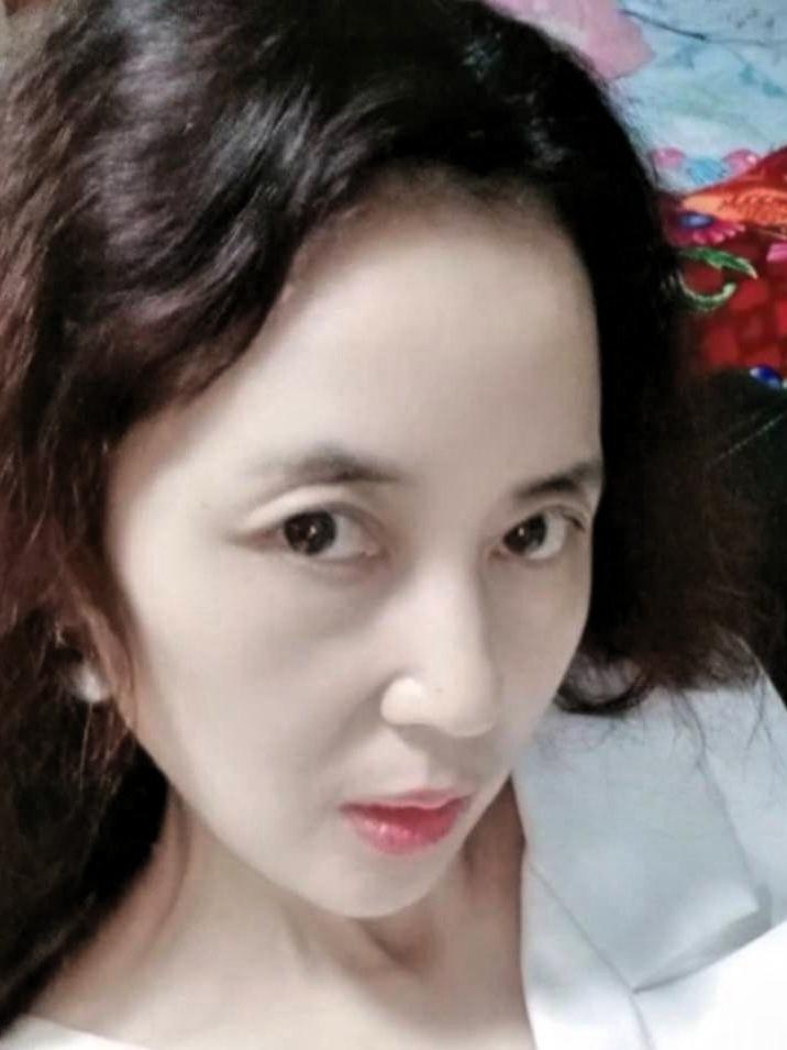 守店的人，才是店里最难熬的。生意冷清时，守着空荡荡的门店，盼客来、怕开支，心里又