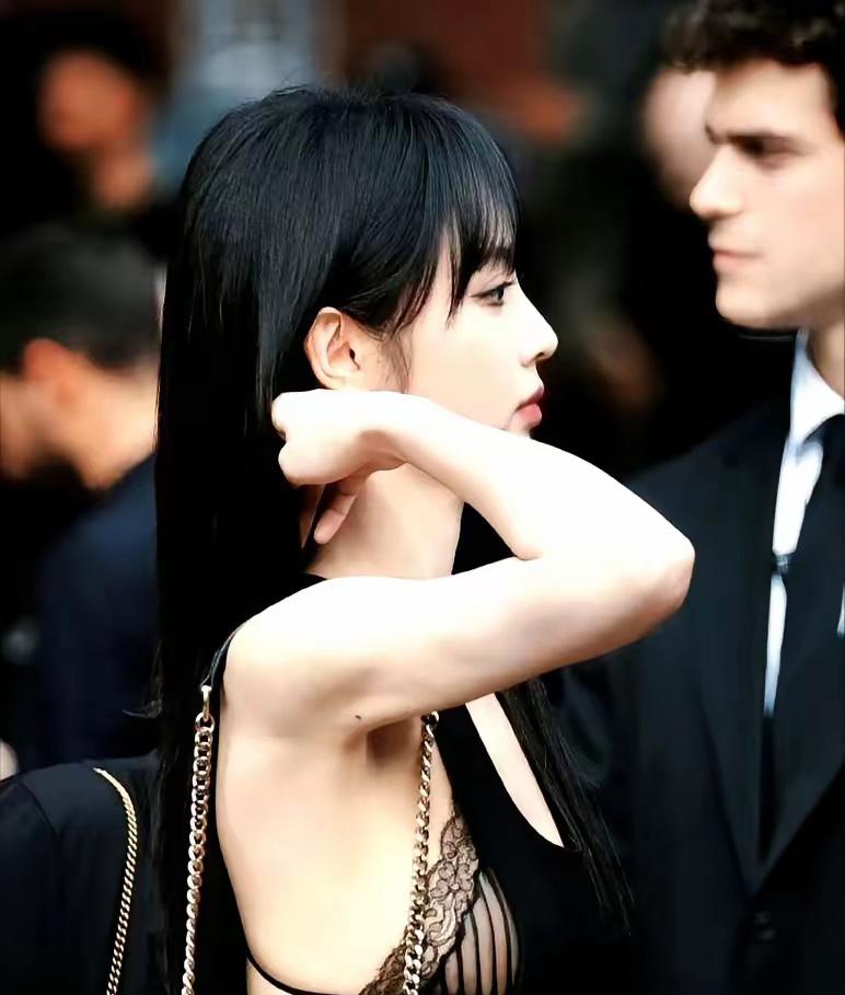 田曦薇这波反差太炸了！

之前看《逐玉》的路透，我还以为是精修图或者P的，结果点