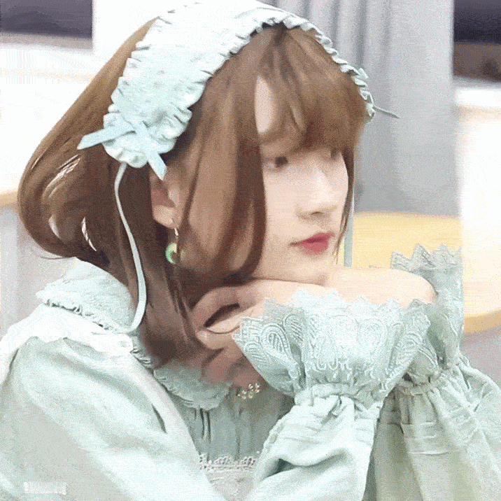 横店甜心在女装赛道一骑绝尘 被余宇涵女装造型美到失语！发间簪花，裙摆轻扬，完全就